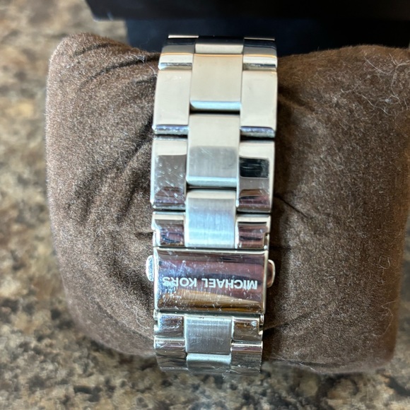 SOLD - Women’s stunning large faced Michael Kors watch - Picture 3 of 5